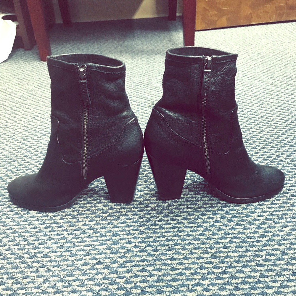 FRYE women’s Patty Artisan Zip Bootie